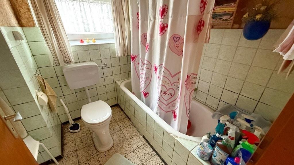 Bad mit Duschwanne