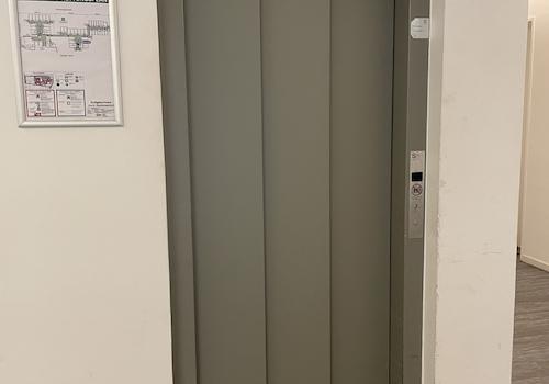 Aufzug vorhanden