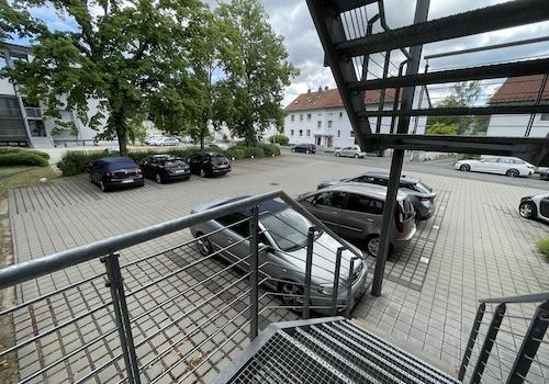 Stellplätze vor dem Haus