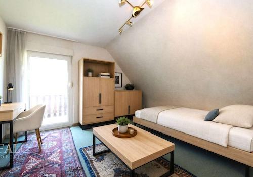 Schlafzimmer mit Balkon DG V.