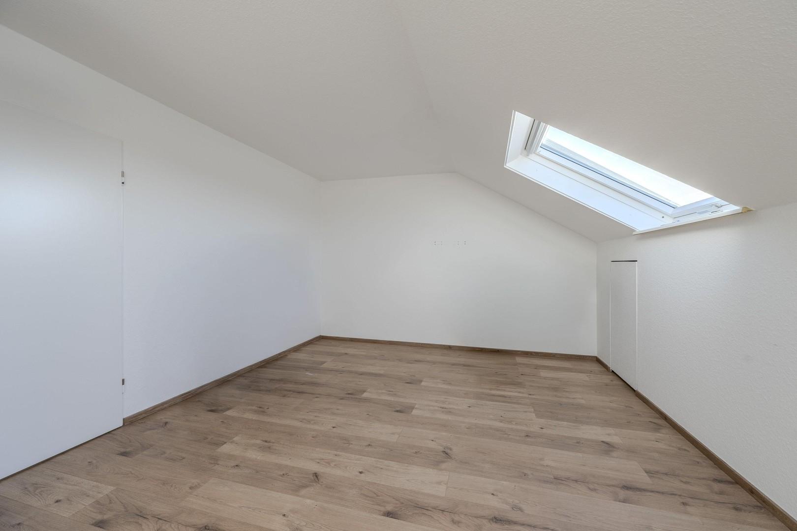 Zimmer mit Dachfenster