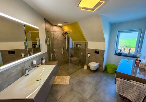 40 Badezimmer DG