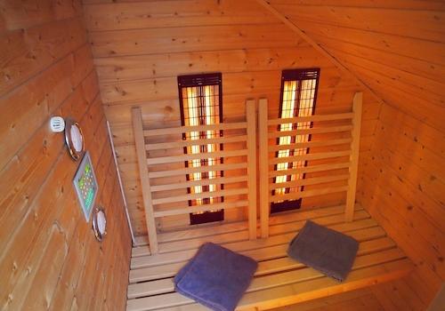 Wärmekabine hinter Duschbad