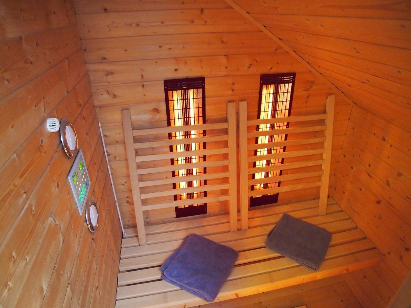 Wärmekabine hinter Duschbad
