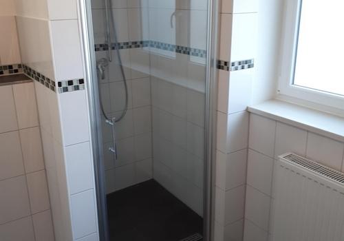 großes Bad mit Fenster
