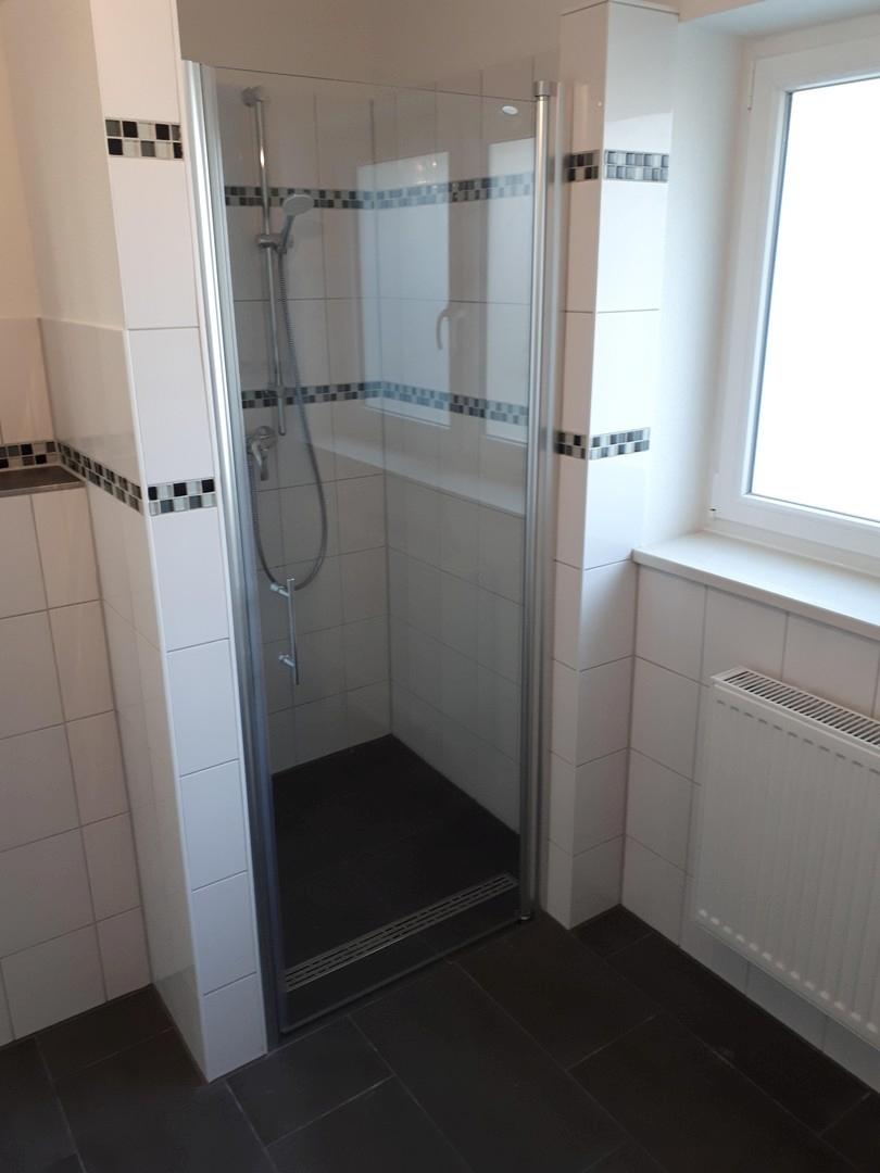 großes Bad mit Fenster