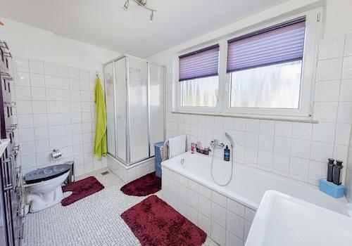 Tageslichtbad mit Dusche und Wanne