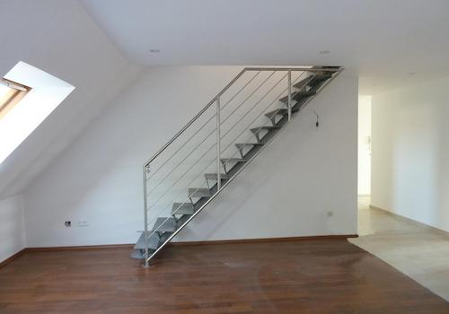 Wohnzimmer mit Treppe