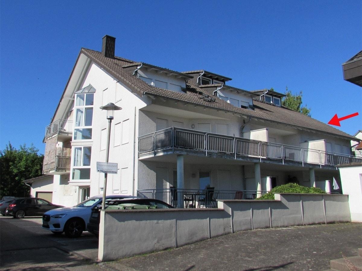 Blick auf das Mehrfamilienhaus