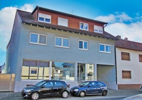 Vorderseite des Wohn- und Geschäftshauses
