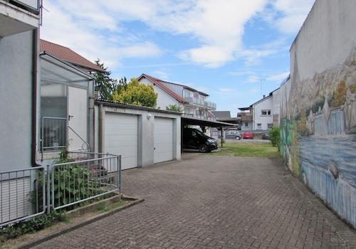 Hof mit Garagen