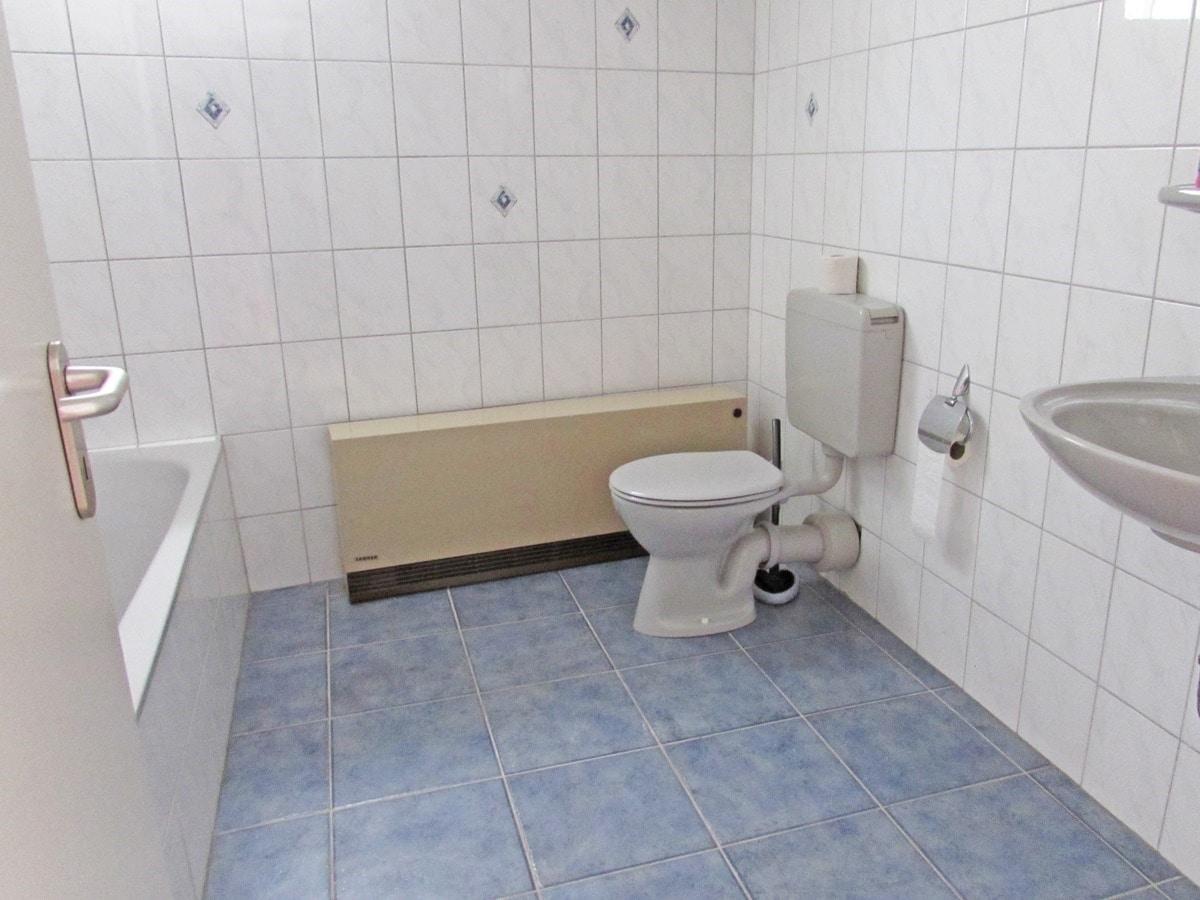 geräumiges Tageslichtbad Souterrainwohnung