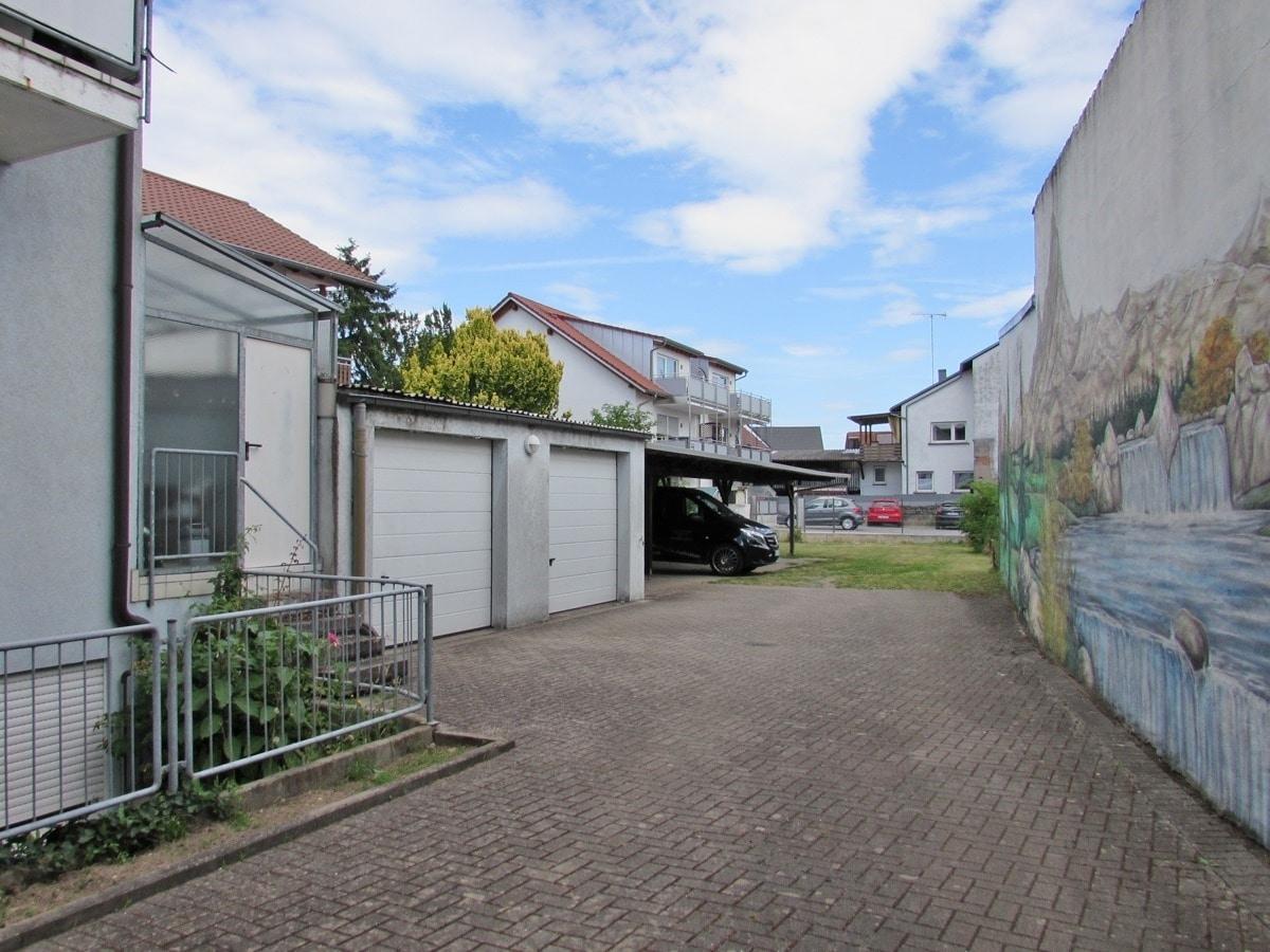 Hof mit Garagen und Stellplätzen