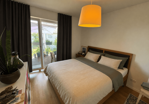 geräumiges Schlafzimmer