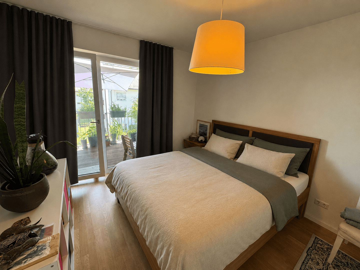 geräumiges Schlafzimmer