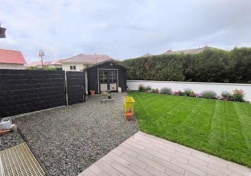 Garten mit Gartenhaus