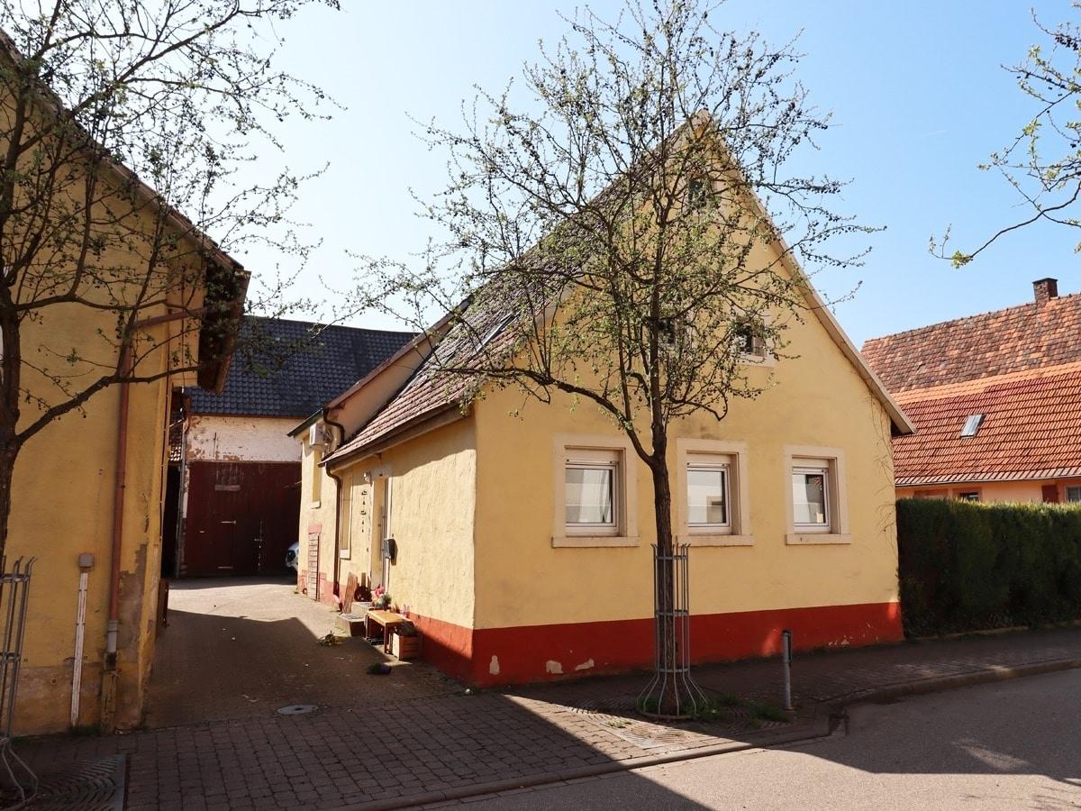 Haus mit seitlicher Hofeinfahrt