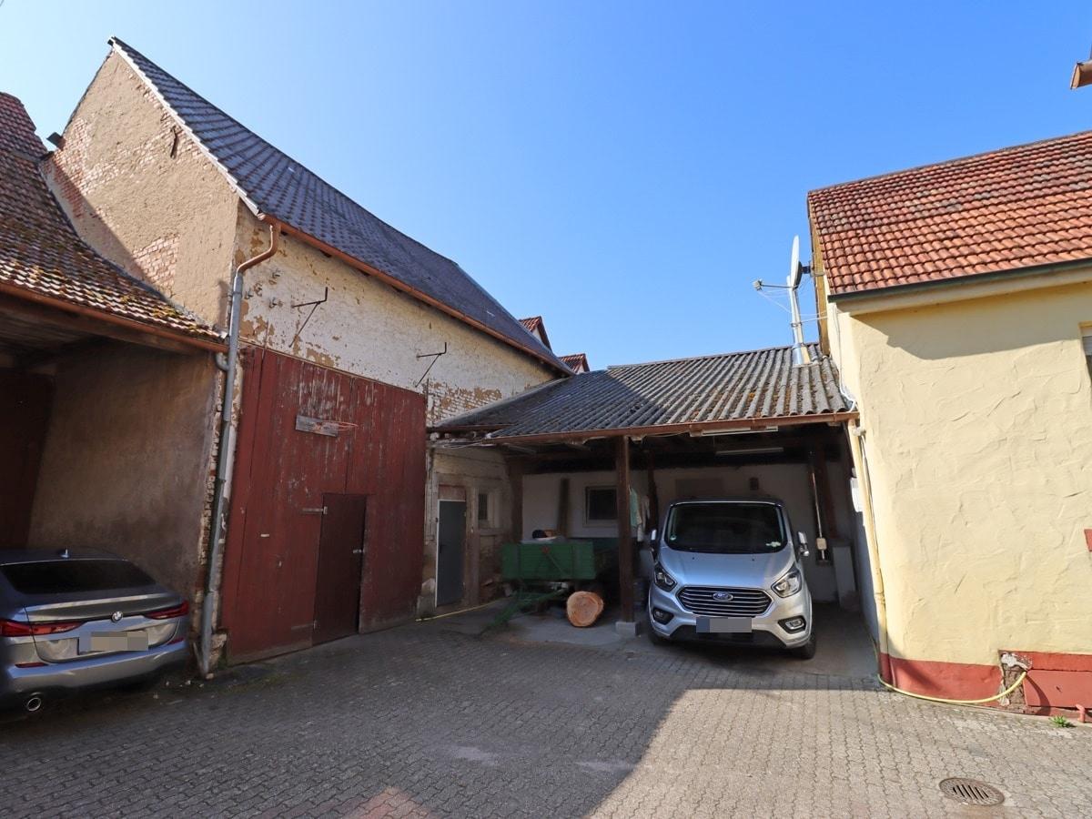 Hof mit Carports und Scheune