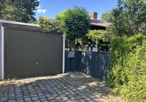 Einfahrt und Einzelgarage