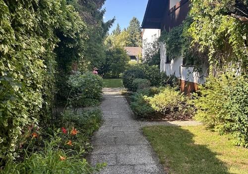 Weg zur Haustüre (Westseite)