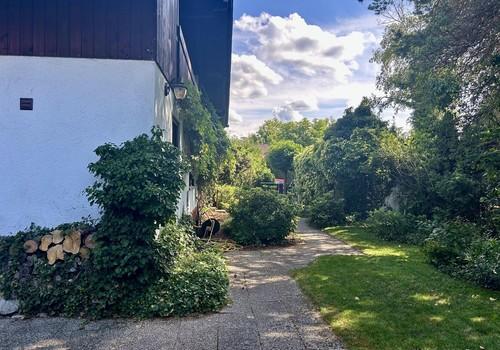Weg zur Haustüre (Westseite)