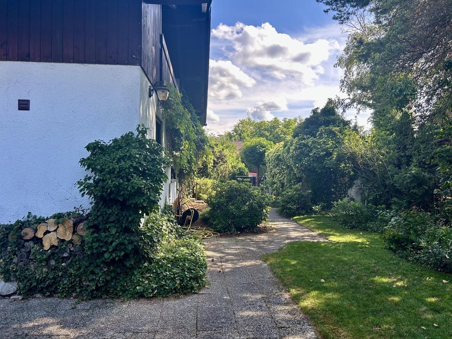 Weg zur Haustüre (Westseite)