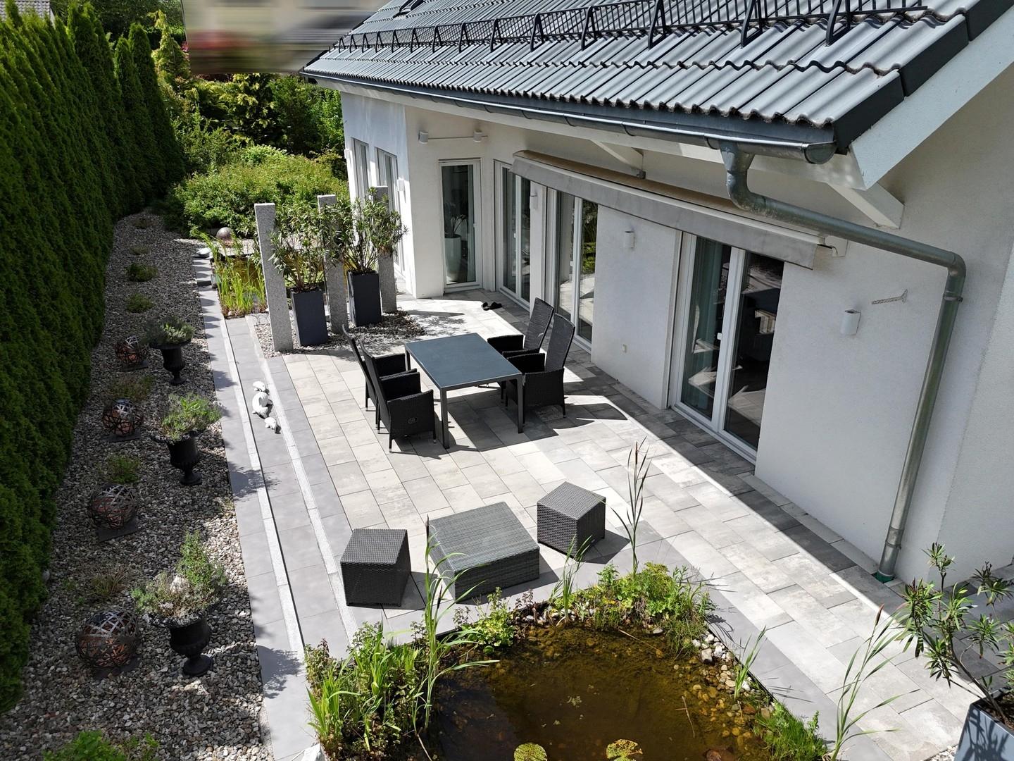 Südterrasse mit Teich (1)