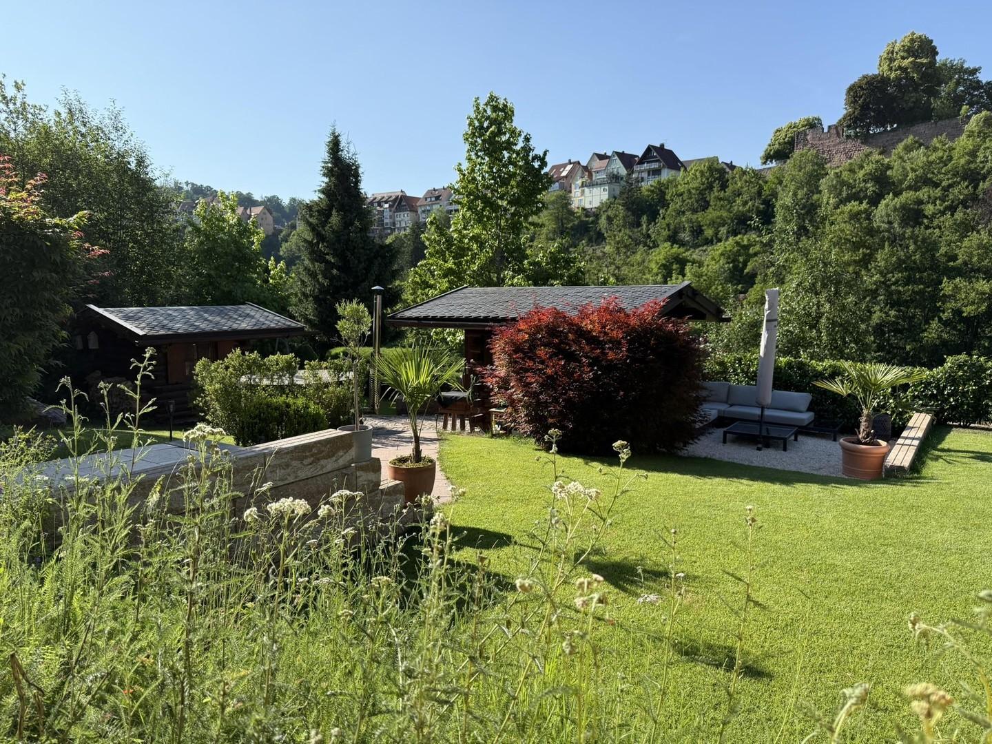 Blick zu den Gartenhütten