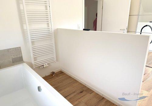 OG Ankleidezimmer mit Badewanne