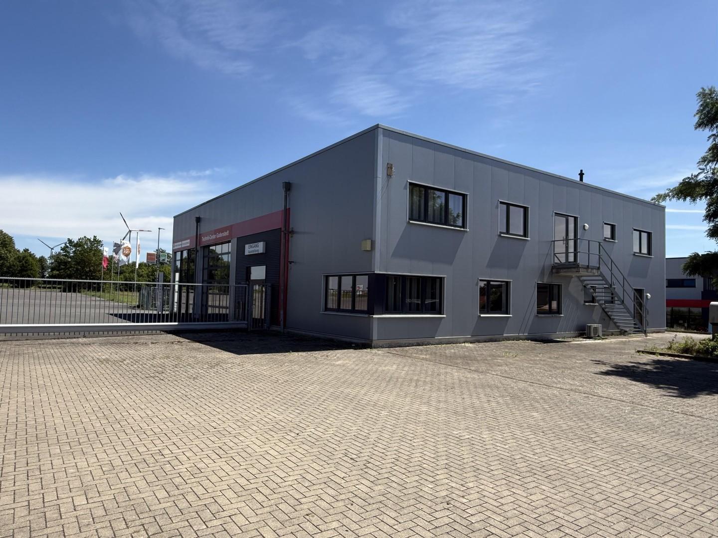Kundenübergabehalle / Büros