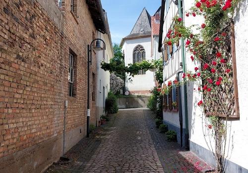 Gasse mit Hufschmiede 