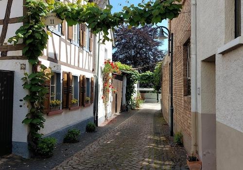 Gasse mit Hufschmiede