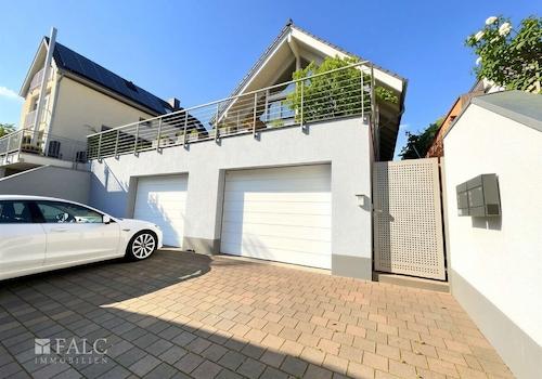 Garage und Stellplatz davor
