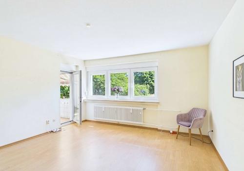 Wohnzimmer mit Blick zur Balkontür