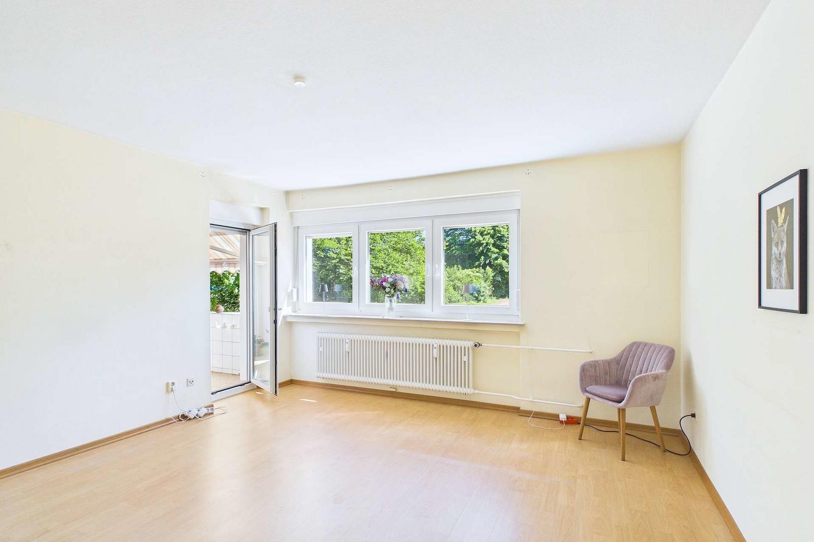Wohnzimmer mit Blick zur Balkontür