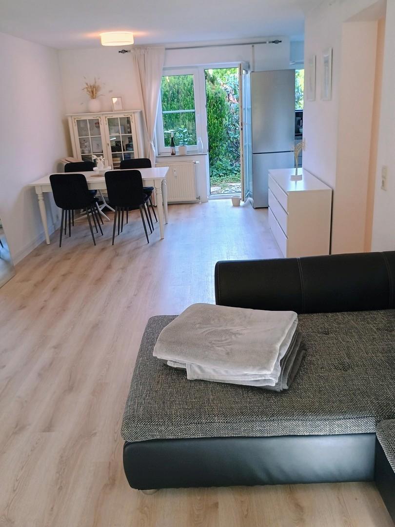 Wohnzimmer mit Essbereich und 
