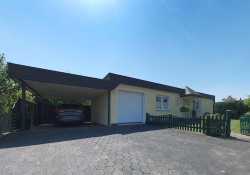Eingangsseite m. Carport & Garage