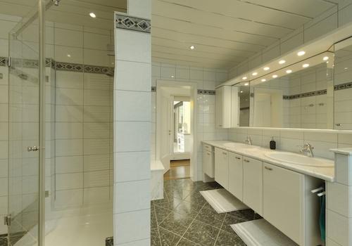 Tageslichtbad m. Dusche, Wanne & Wäscheabwurfschacht