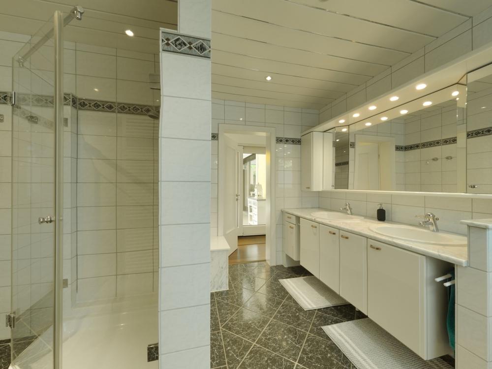 Tageslichtbad m. Dusche, Wanne & Wäscheabwurfschacht