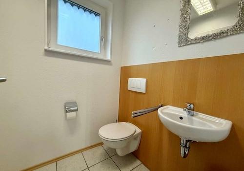 Büro OG (Kundentoilette)