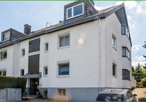 Frontansicht/Eingang mit freien Parkplätzen