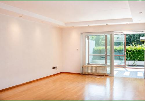 Wohnzimmer mit Blick auf den Wintergarten 