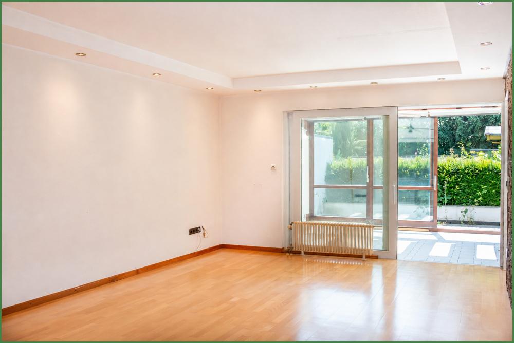 Wohnzimmer mit Blick auf den Wintergarten 