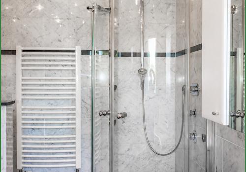Dusche mit kleiner Einstiegshöhe