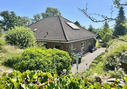 obere Terrasse mit Blick zum Haus