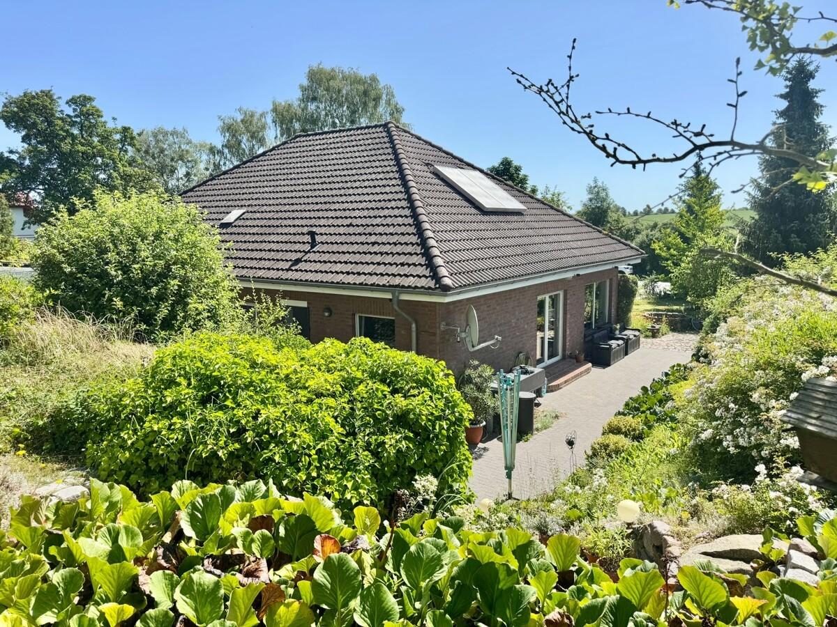 obere Terrasse mit Blick zum Haus