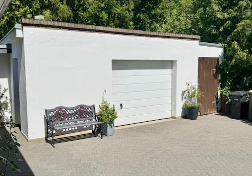 Garage mit elektrischem Tor