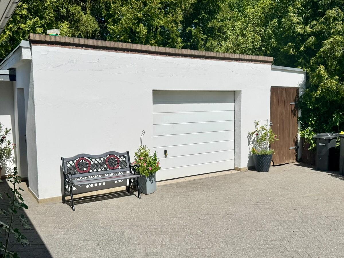Garage mit elektrischem Tor