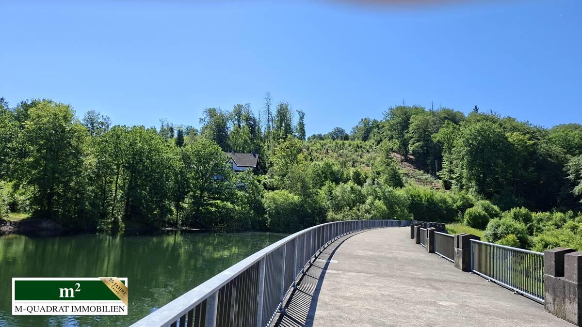Staumauer mit Blick auf dem Objekt