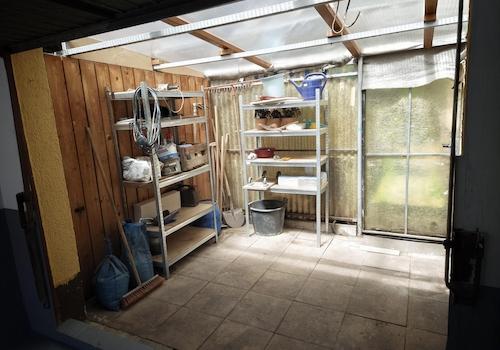 Abstellraum hinter der Garage